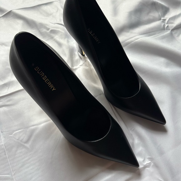 Burberry Classic Black Pointed Heels - Picture 1 of 4